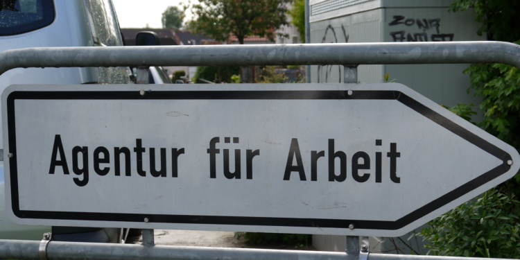 Arbeitslosigkeit sinkt im Februar leicht