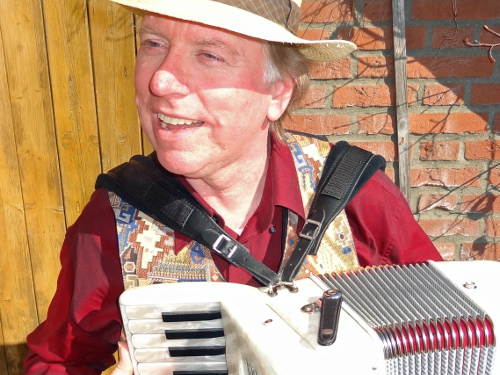 Schwedisches Mittsommerbuffet mit traditioneller nordischer Musikbegleitung