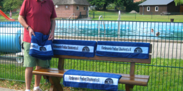 Förderverein Freibad Steinhorst präsentiert neues Badehandtuch