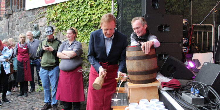 Musik, Möllner Lauke, Riesenflohmarkt, rennende Menschen und Renn-Enten