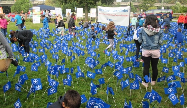 9. Kinderarmutfähnchenaktion zum Weltkindertag