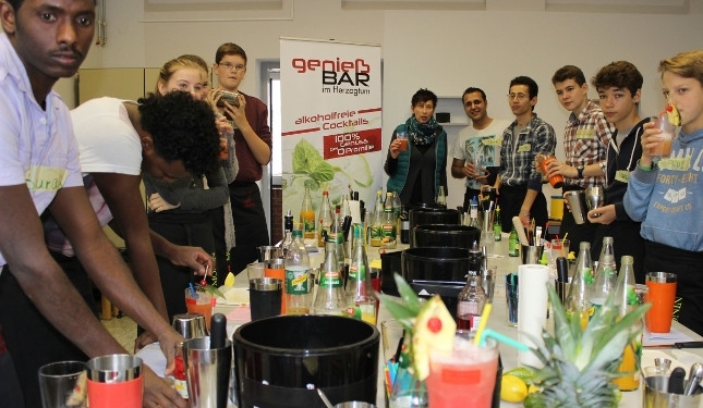 Kreissparkasse sponsert neue Cocktailbecher für die ‚genießBar im Herzogtum‘