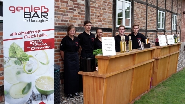 Cocktails für den guten Zweck: genießBar mixt für die Willkommenskultur in Ratzeburg