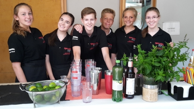 Nonstop-Mixen an der genießBar im Herzogtum: Toller Erfolg beim Abschlussfest der Gemeinschaftsschule Mölln