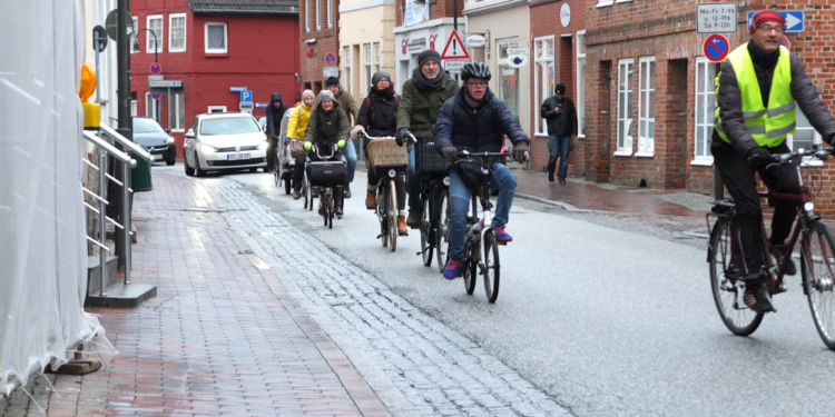 Erster Fahrrad-Korso in der Möllner Innenstadt