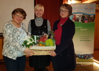 Musikalisch versiert – Kreiskantorin Ulrike Borghardt-Sohns bei den Landfrauen