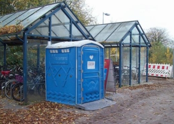 Laute Worte ums stille Örtchen: Barrierefreie Behelfstoilette am Ratzeburger Bahnhof eingerichtet