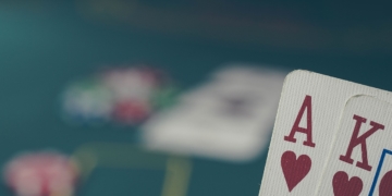 Pokern auf den Sieg: Glücksspielanbieter sponsern Fußballclubs