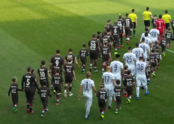 Fußball E-Jugendliche des TSV Berkenthin als Einlaufkinder beim Bundesligaspiel FC St. Pauli gegen FC Erzgebirge Aue