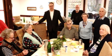 Bürgermeisterkandidat stellte sich Bewohnern des  Seniorenheimes Bei St. Petri vor