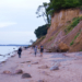GeoPark: Bernstein bei Nacht sowie Steine und Fossilien am Strand