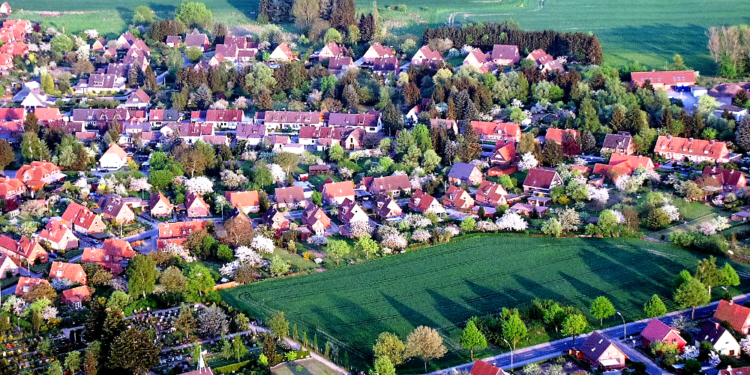 Streit um Wohnbauprojekt ‚Seedorfer Straße‘: Anwohner prüfen rechtliche Schritte