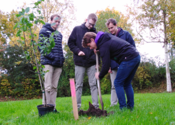 JU pflanzt Apfelbaum für die Deutsche Einheit