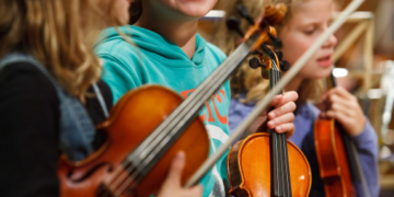 Kinder entdecken die Welt der Musikinstrumente in den Schnupperkursen der Kreismusikschule
