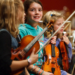 Kinder entdecken die Welt der Musikinstrumente in den Schnupperkursen der Kreismusikschule
