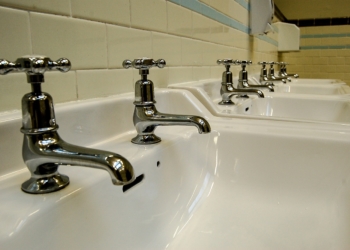 Trinkwasserqualität erhalten: regelmäßiges Durchspülen von Trinkwasserleitungen in nicht genutzten Gebäuden erforderlich