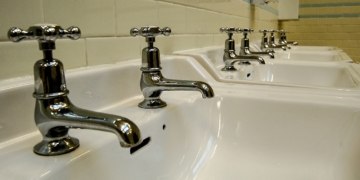 Trinkwasserqualität erhalten: regelmäßiges Durchspülen von Trinkwasserleitungen in nicht genutzten Gebäuden erforderlich