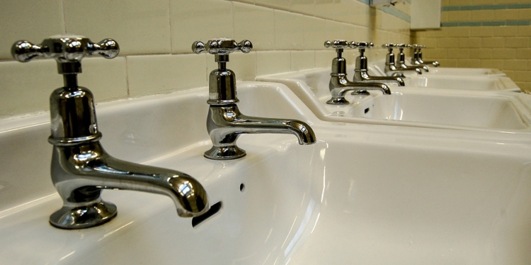 Trinkwasserqualität erhalten: regelmäßiges Durchspülen von Trinkwasserleitungen in nicht genutzten Gebäuden erforderlich