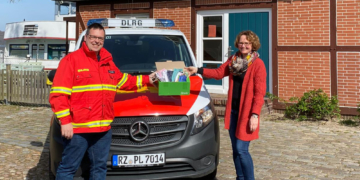DLRG Ratzeburg erhält 50 Behelfs-Nasen-Mund-Masken von der Familienbildungsstätte Ratzeburg