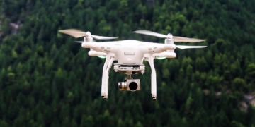 Umweltfreundliche Kontrolle der Stromnetze im Kreis Herzogtum Lauenburg: Befliegung per Drohne statt Hubschrauber