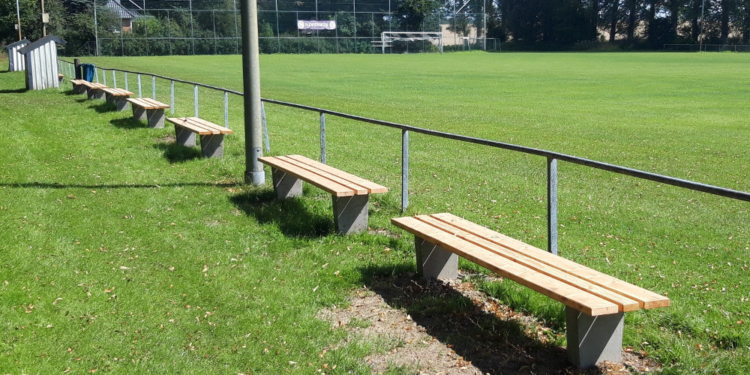 Neue Sitzbänke für den Steinhorster Sportplatz