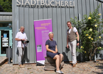 Ausstellung ‚Demokratie butten vör din Döör‘ erstmalig in der Ratzeburger Stadtbücherei zu sehen