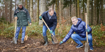‚Baum statt Brief‘: Pflanzungsstart für 3.000 Bäume bei Salem