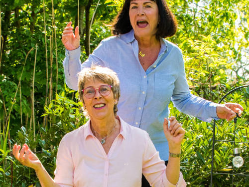 ‚Hurra, wir leben wieder!‘ – Comedy nur für Frauen mit dem Duo ‚Bibi & Ina‘