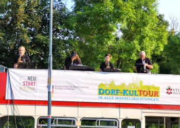 BigBandMoelln geht mit dem ‚Big-Red-Bus‘ auf ‚Dorf-KulTour‘