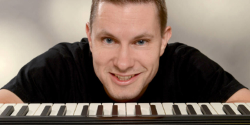 Olli Ehmsen bittet Kids zum Mitmachkonzert