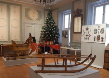 ‚Weihnachtsschmuck und Modelleisenbahn aus alter Zeit‘