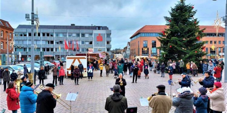 Weihnachtsmannbesuch lässt Kinder strahlen