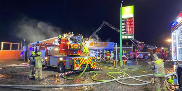 Feuer vernichtet Lieferdienst an der Möllner Hafenstraße