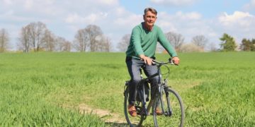BU 01: Ratzeburgs ehemaliger Bürgermeister Rainer Voß kam mit dem Fahrrad zum Interview. Foto: Thomas Biller 