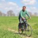 BU 01: Ratzeburgs ehemaliger Bürgermeister Rainer Voß kam mit dem Fahrrad zum Interview. Foto: Thomas Biller 