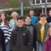 Jugendliche schauen Stadtmitarbeitenden über die Schulter