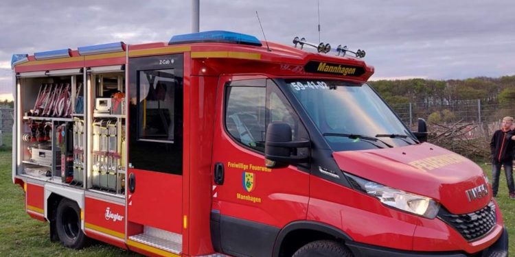 Übergabe des neuen Feuerwehrfahrzeuges auf der Maifeier