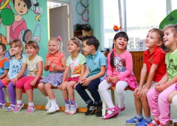 Kinder „geben Stoff“ für die Energiewende: Umweltclownin zu Besuch in Büchen