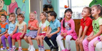 Kinder „geben Stoff“ für die Energiewende: Umweltclownin zu Besuch in Büchen