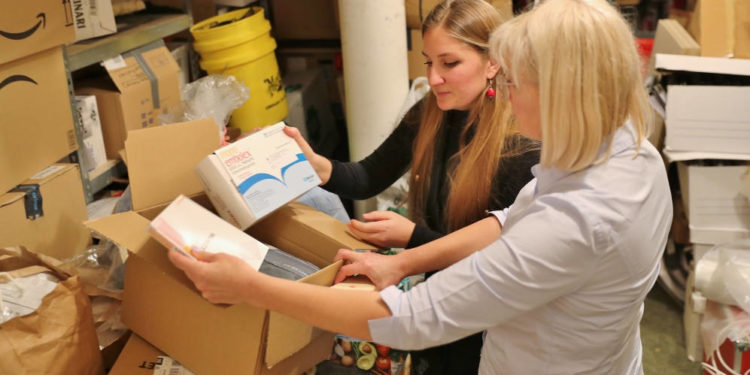 Hilfsgüter im Wert von mehr als einer Million Euro sind bislang aus Ratzeburg in die Ukraine transportiert worden. Ekaterina Turowski (links) hat den Verein Ratzeburg hilft mitgegründet. Foto: Thomas Biller