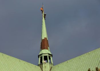 Seilkletterer auf dem Dach des Ratzeburger Domes 