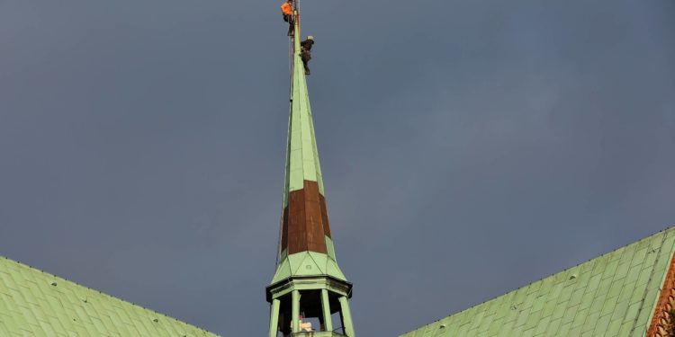Seilkletterer auf dem Dach des Ratzeburger Domes