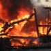 Feuer mit Gebäudeschaden