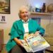 Ratzeburger Autorin Elfriede Hübner überreicht der Stadtbücherei ihr neuestes Buch