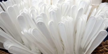 Abgabe auf Einwegplastik: Herstellende zahlen für Plastikmüll