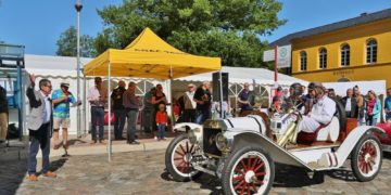 50. Veteranen-Rallye startete vorm Ratzeburger Rathaus