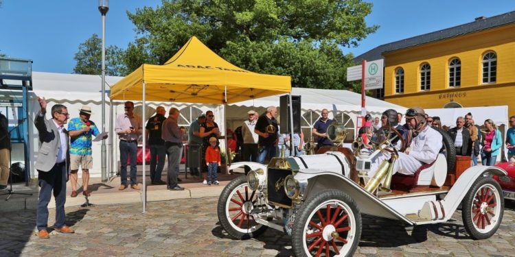 50. Veteranen-Rallye startete vorm Ratzeburger Rathaus