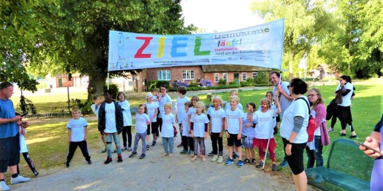 „Demokratie läuft!“ … und schwimmt und radelt und walkt und feiert die Vielfalt