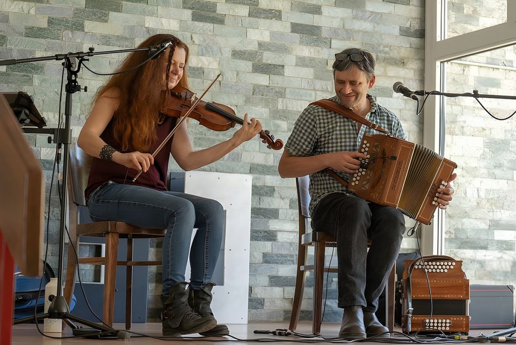 Gudrun Walther und Andrew Cutting präsentierten englische Folkmusik im Gymnasium Wentorf. Foto: Gymnasium Wentorf, hfr