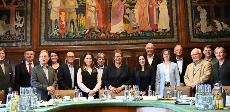 Kommunaler Austausch: Kreispräsidentin Anja Harloff empfängt Ehrenamtliche